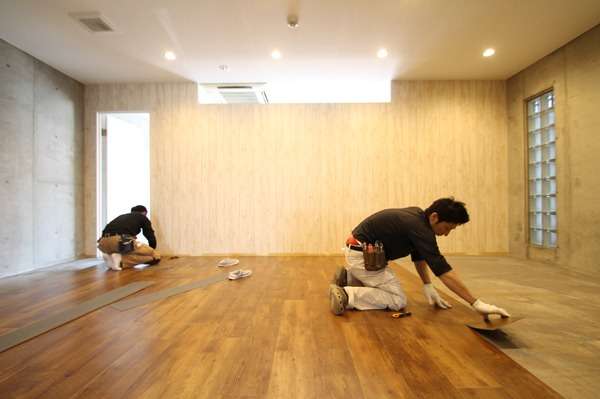 工事内容・施工の様子⑤<br>床材貼り換え作業