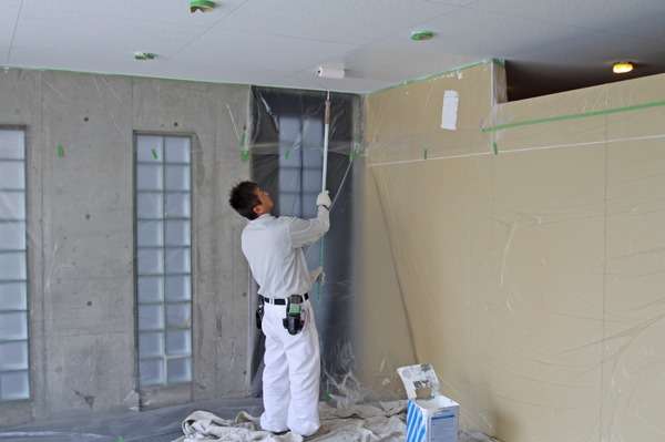 工事内容・施工の様子④<br>天井塗装作業