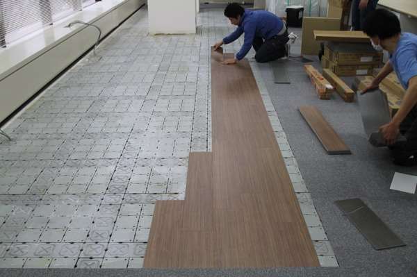 内装工事-床材貼り替え②<br>各部屋、各コーナーで床材（タイルカーペット）の貼り替えを行いました。 床材が変わるだけで高級感を演出したり、広がりを見せたりし各部屋、各コーナーの雰囲気が一新します。 床面を貼り分けすることでデザイン性も良くなります。