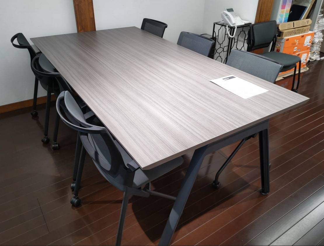 ミーティングテーブルの入替