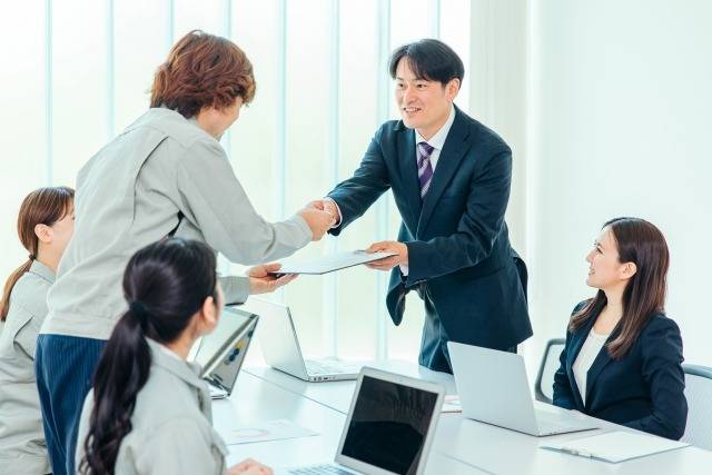 オフィスの明るさを保ち視線遮断「ガラスパーティション」の活用法