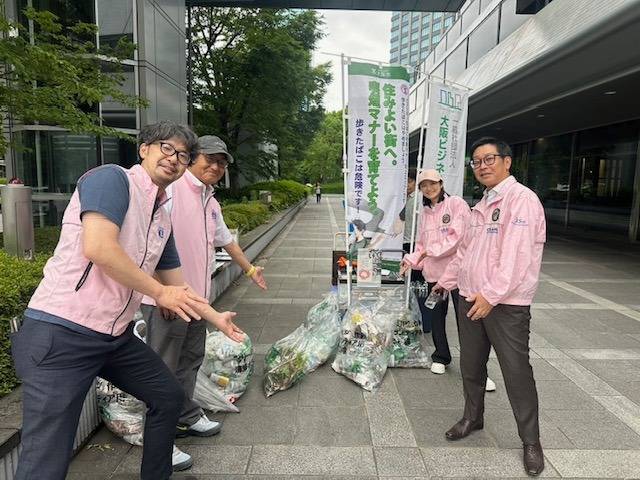 地域の清掃奉仕に共同参加