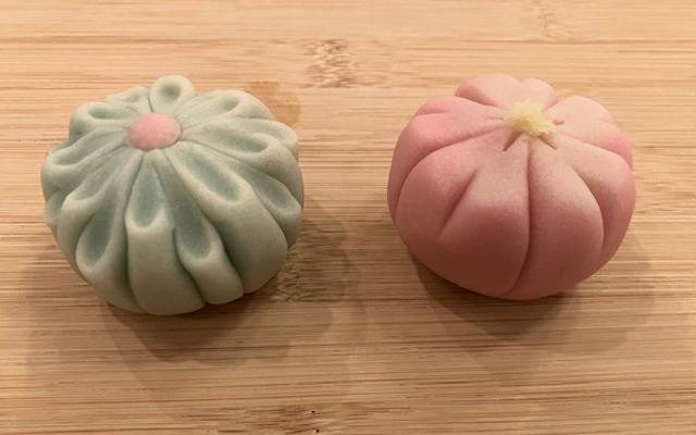 菊と桜の和菓子づくりを体験しました