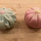菊と桜の和菓子づくりを体験しました